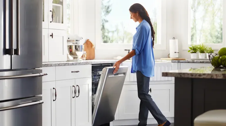whirlpool-woman-closing-dishwasher
